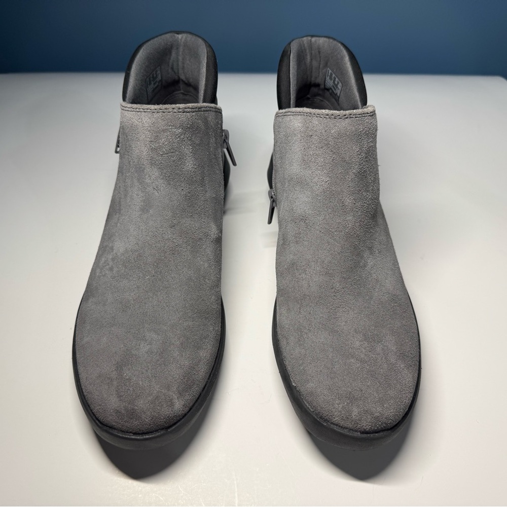 Clarks Women’s Sz 7.5 M Kayleigh Mid Ankle Boot Side Zip Gray Suede Shoes - Picture 2 of 10